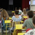 Učiteljica sa prvacima otpevala neobičnu pesmicu koju je sama smislila, video postao viralan, ali nisu svi roditelji…