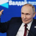 Putin: Zapad pokušava da organizuje obojenu revoluciju u Srbiji