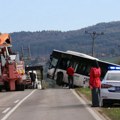 Sa mesta nesreće u Bresnici kod Čačka: Nakon sudara autobus završio u jarku