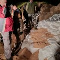 Celu noć borbe sa bujicama: Ljudi i mehanizacija uspeli da zatvore prodor na Trnovačkoj reci