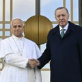 Papa Lav u Turskoj sastao se sa Erdoganom i razgovarao o Ukrajini i Gazi: Pre sletanja dobio neobičan poklon (video)
