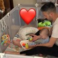 Oko njih ikone i verske knjige, uživaju u porodičnim trenucima: Milan Vasić za svog sina posebno sredio kutak