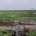 (Foto) Teška saobraćajna nesreća kod Žablja: Automobil sleteo s puta i prevrnuo se na krov, delovi rasuti svuda po kolovozu…