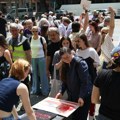 Akcija studenata u blokadi ispred Pravnog fakulteta počela sa 16 minuta tišine