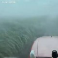 Nebo se otvorilo nad Banatom: Silovit pljusak potopio njive kod Banatskog Karađorđeva, traktor se probijao kroz stihiju (video)…