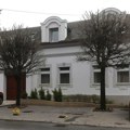 Zavirite u vilu Balaševića u Novom Sadu Kuća mami poglede prolaznika: U ogromnom dvorištu bazen i letnjikovac (foto, video)