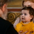 Neverovatan snimak iz crkve u Srbiji! Dete se valja po podu, žene prevrću očima, a sada se oglasio veroučitelj