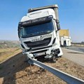 Порастао број повређених у ланчаном судару код Кузмина, међу њима и деца: Један мушкарац задобио тешке повреде (фото, видео)…