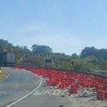 (Foto) Prevrnuo se šleper pun koka-kole! Više od 500 gajbi sa flašama ispalo kod Gornjeg Milanovca, razbile se u paramparčad!…