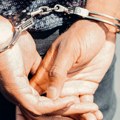 Uhapšen muškarac, policija u njegovim kolima pronašla pištolj i marihuanu
