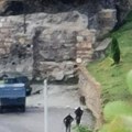 Blindiranim vozilom naoružani, maskirani ljudi upali u manastir Banjska, čuli se pucnji