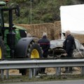 "Digla se motika": Haos u Francuskoj: Barikade širom zemlje, poginula žena kada se automobil zabio u blokadu