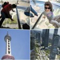 Uzbuđenje, strah i adrenalin: Novinari Kurira na staklenom podu vidikovca, iznad provalije od 263 metara! Pogledajte kineska…
