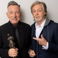 Музика и Велика Британија: Брус Спрингстин добио награду Ајвор Новело, уручио му је Пол Макартни уз низ шала
