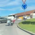 Ludost ili hrabrost: Opasna vožnja u Banjaluci, jednom rukom upravlja motociklom, dok u drugoj drži ručna kolica (video)