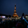 Otvorene OI u Parizu: Zapaljen je olimpijski plamen, lebdi u vazduhu iznad francuske prestonice