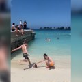 VIDEO Šutnuo je loptu iz sve snage u more i sekund kasnije desila se scena zbog koje ga je cela plaža gledala sa teškom…