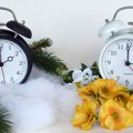 Noćas počinje letnje računanje vremena, sat se u dva časa posle ponoći pomera na tri