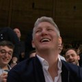 Švajni razvukao osmeh od uva do uva: Tri žene zaplesale ispred njega... Pogledajte video koji je izazvao lavinu reakcija!