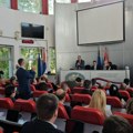 Predsednik Skupštine grada Niša neprimereno dodirivao novinara N1, usledila osuda te redakcije