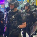 Policija razdvaja okupljene građane i aktiviste SNS-a u centru Zaječara