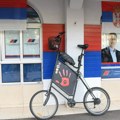 Polupana stakla na sedištu SNS-a u Novom Sadu, građani blokirali devet raskrsnica u gradu
