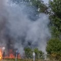 Veliki požar u kragujevačkom naselju: Vatra pretila da ugrozi kompaniju i obližnje kuće (foto,video)