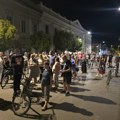 Zrenjaninci večeras protestovali ispred zgrade policije i prostorija SNS-a