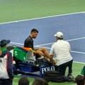 Ovo je zabrinulo sve! Novak proklizao, pa se uhvatio za nogu, a onda je fizioterapeut ušao na teren