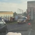 (Video) Vozilo Hitne pomoći završilo u jarku: Sudarilo se sa autom, pa sleteo sa puta