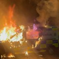 Ulice gore, pljušte hapšenja: Spaljeno vozilo policije, demonstranti u evropskom gradu rušili sve pred sobom (video)