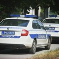Nasilnik čekićem udarao službena vozila, jedan policajac povređen: Oglasio se MUP o incidentu u Savskoj ulici