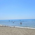 Šok na čuvenoj CG plaži: Turisti došli da se okupaju prvi put ove godine, ali bagerista je imao druge planove
