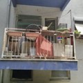 Stanari zgrade u Leskovcu mole za pomoć: „Živimo pored stana punog smeća i fekalija, ne možemo da otvorimo prozore od smrada!“…