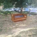 Ponovo bačen nameštaj u parku u Ulici Ilije Strele