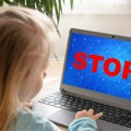 (Video) Stručnjaci otkrivaju kako predatori vrbuju decu: Sedam od 10 mladih u Srbiji doživelo je uznemiravanje na internetu