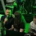 Otac sa decom koju je majka ostavila došao na nastup našeg pevača, pa ronio suze: Snimak će vas naježiti!