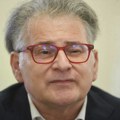 Policajci napravili "sačekušu" doktoru Miliću na ulici da mu uruče poziv, sve izrežirano za kamere Informera koje su snimale…