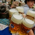 Uđete besplatno, a onda kreće šok za novčanik! Na Oktoberfestu litar piva skoro 2.000 dinara, a kolenica ide i do 3.600