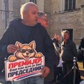 Vučić u Novom Sadu: “Sve će se završiti 25. oktobra”, miting okončan vatrometom koji je uznemirio građane