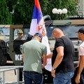Kosovski ministar posetio gradonačelnika Leposavića, građani ga gađali jajima