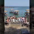 Snimak konobara i turista koji u moru igraju kolo izazvao bes na mrežama: "Kada smo imali demokratiju oni su živeli u…