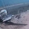 (Video): Avion sleće na pistu, proklizava i probija ogradu, a onda se razbija na dva dela: Dramatičan snimak sletanja…