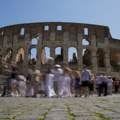 Koloseum oštećen treći put za nekoliko nedelja, Nemac grebao cigle u prizemlju