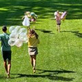 Jelena i Novak trče bosi po travi: Slavlje u porodici Đoković! Ruke pune balona, danas je za njih poseban dan (foto)