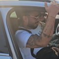 (Video) Oduzeli mu dozvolu i evo kako se sada vozi Darko Lazić: Uhvatili smo pevača na aerodromu, a on seo u kola i otkrio…