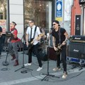 Novosadska grupa "Pekinška patka" koncertom ispred Norka obeležila veliku godišnjicu