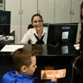 Podela vaučera za paketiće: Opština Savski venac pripremila novogodišnje poklone za decu do 12 godina