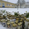 Dan žalosti u Finskoj: Građani Vanta ostavljaju cveće ispred škole u kojoj je ubijen učenik