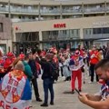 Krenula žurka Srba u Gelzenkirhenu: Navijači polako pristižu, odjekuje „Veseli se srpski rode“! (video)